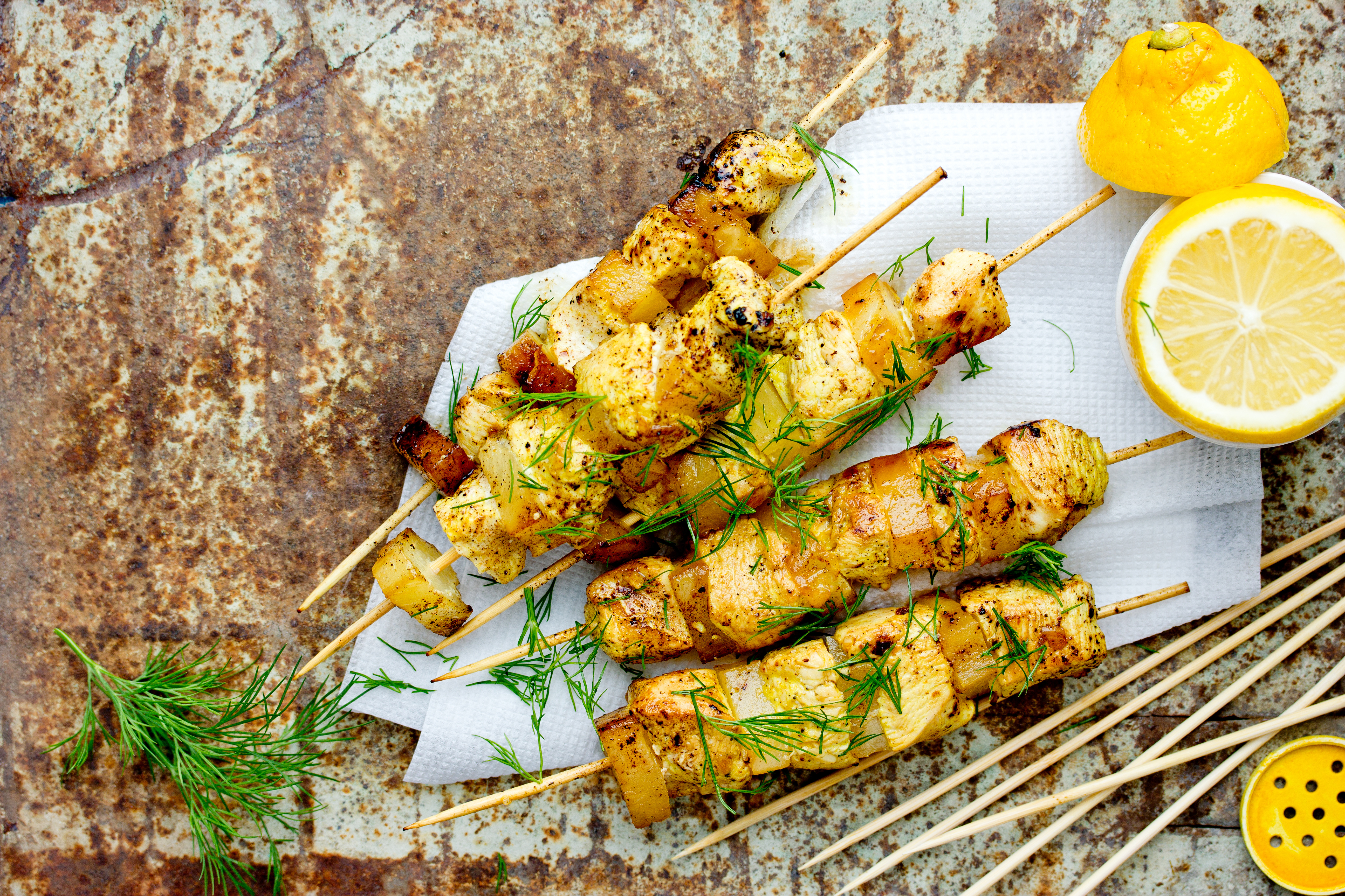 Brochettes de poulet au citron et aneth