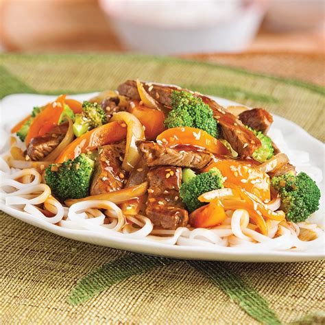 Sauté de bœuf aux brocolis, poivrons et nouilles de riz